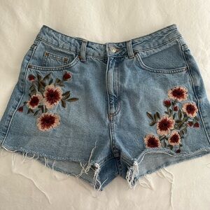 Topshop Moto Mom Denim Shorts, Flower embellishments, size 6